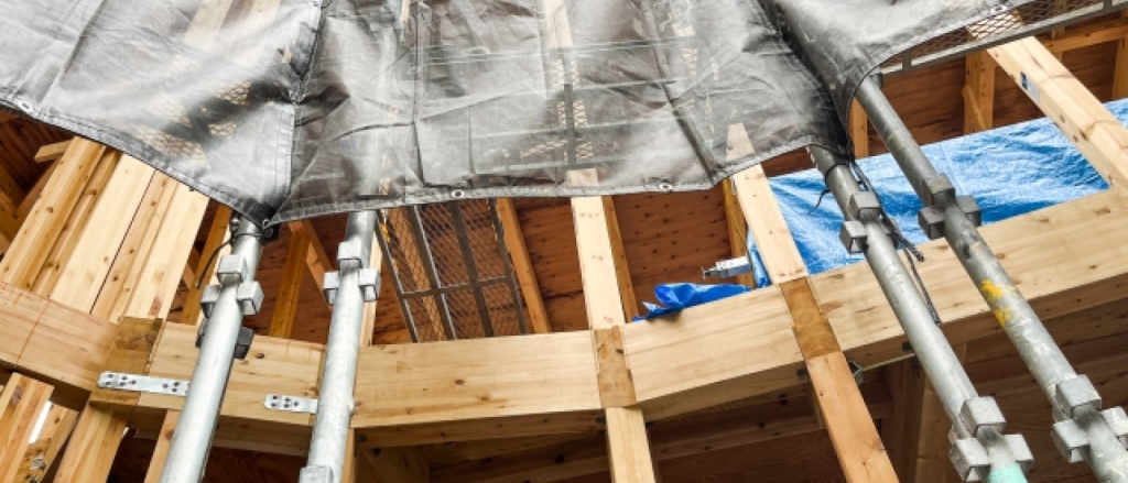 合板を使用した、木造建築の施工現場の様子です。
