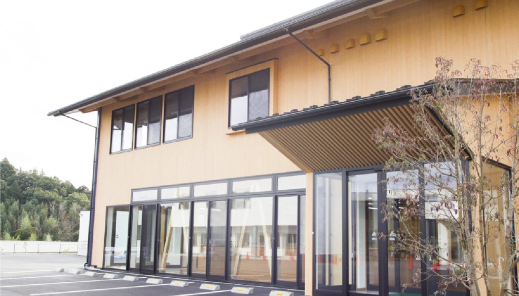 本社の建物の画像です。外観からも木質を意識したオフィスであることが分かります。