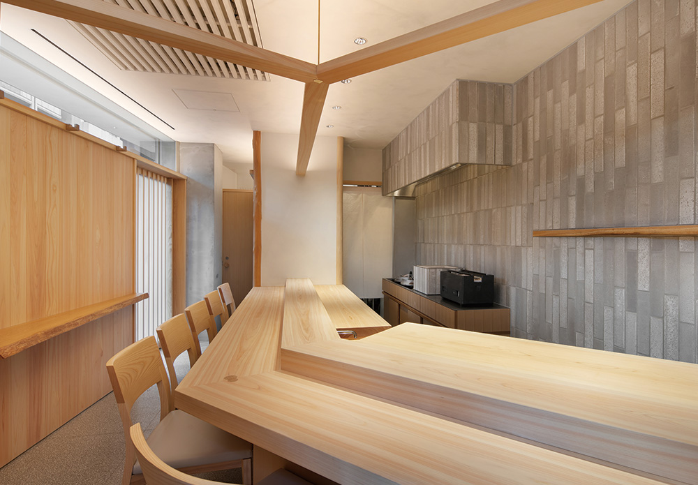 価格を抑えながら、格式高い寿司屋を演出する無垢の木の内装 - eTREE