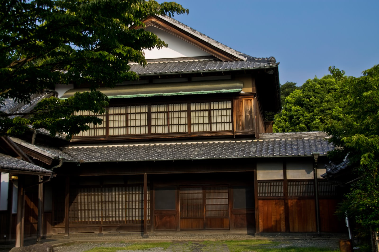住宅の画像です。茅葺屋根の日本家屋の様子です。