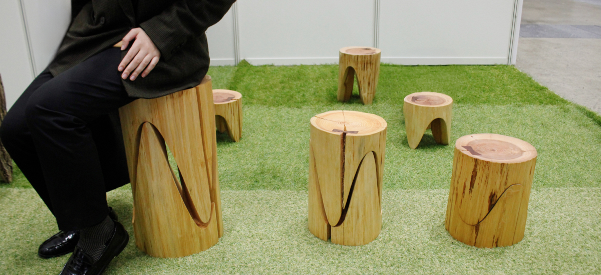 未利用材を余すことなく活用した双子の丸太スツール - eTREE