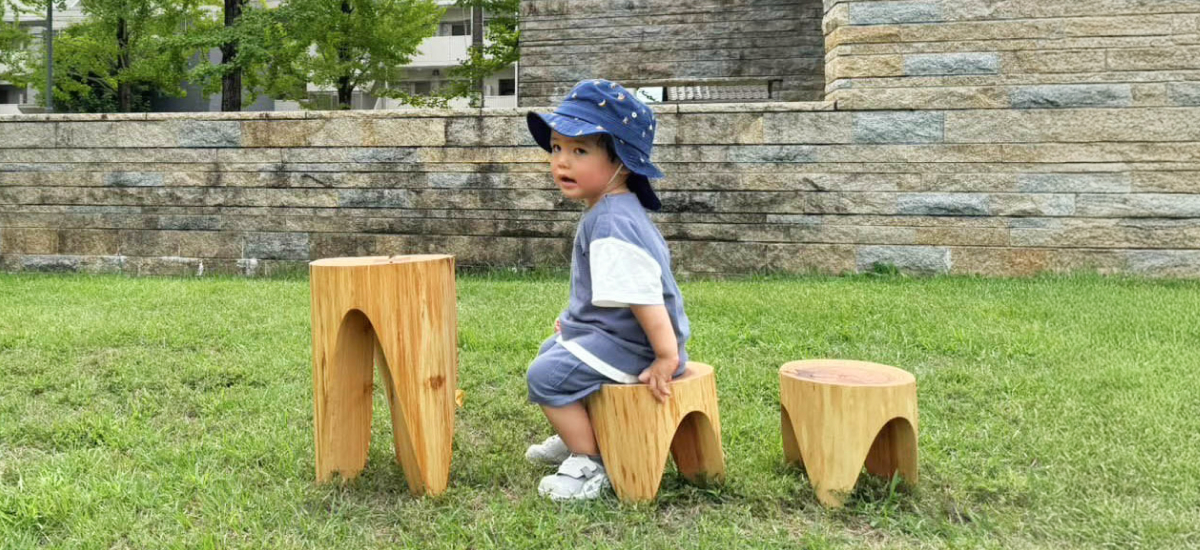 未利用材を余すことなく活用した双子の丸太スツール - eTREE